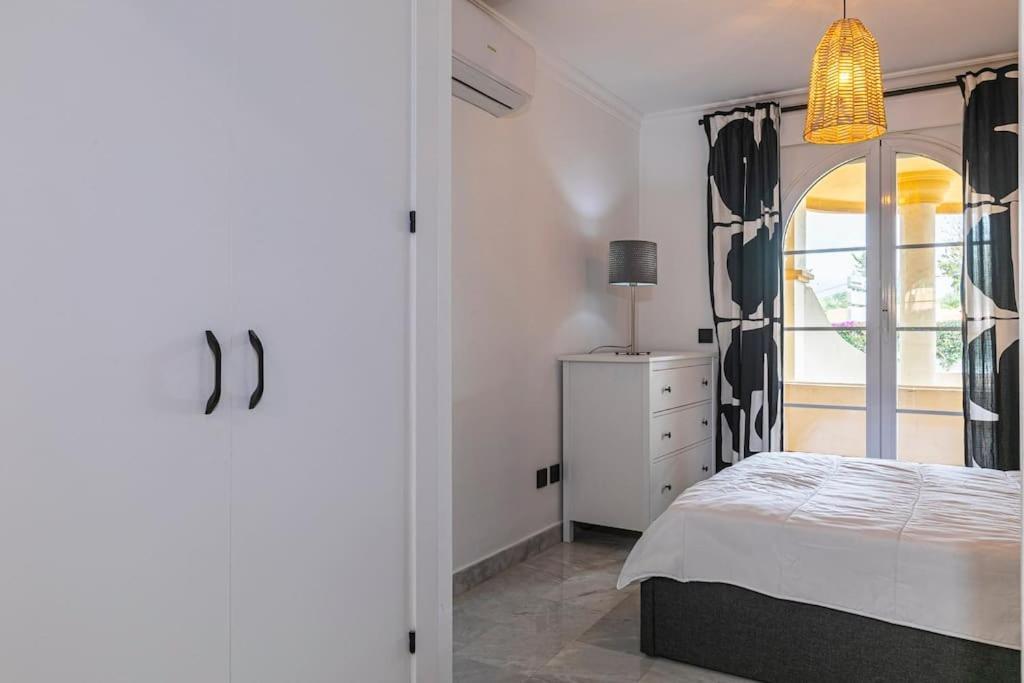 Apartment Spacious Duplex Steps To Puerto Banus *