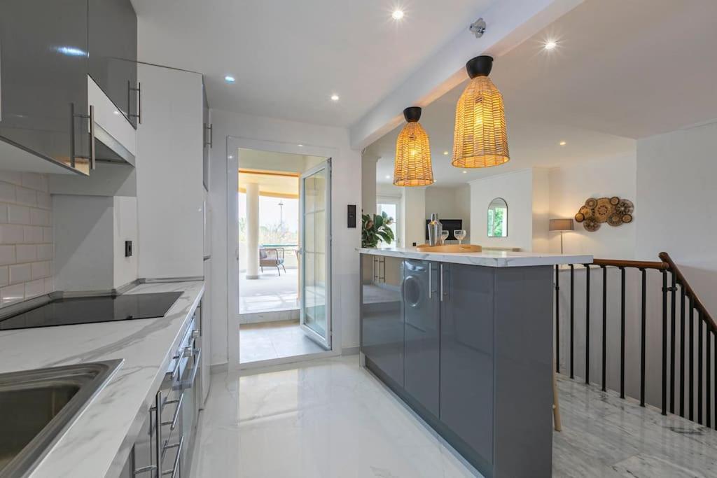 Apartment Spacious Duplex Steps To Puerto Banus